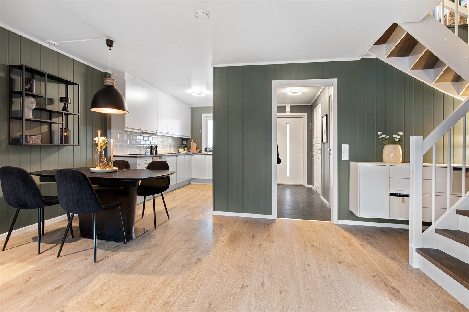 Spiseplassen fungerer som et naturlig bindeledd mellom kjøkkenet og stuen. Galleribilde