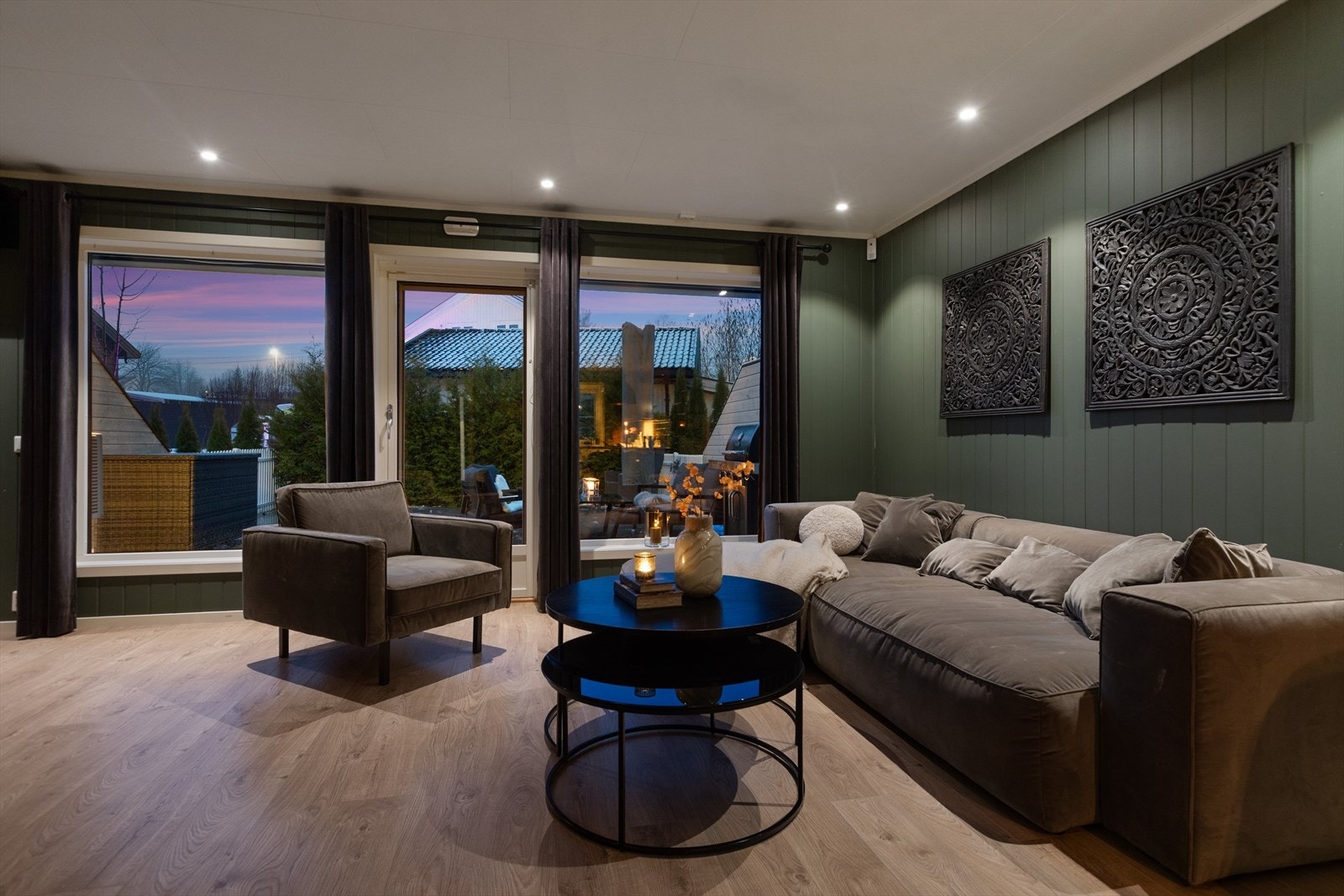 Fra stuen er det direkte utgang til terrassen, som blir en naturlig forlengelse av rommet. Galleribilde