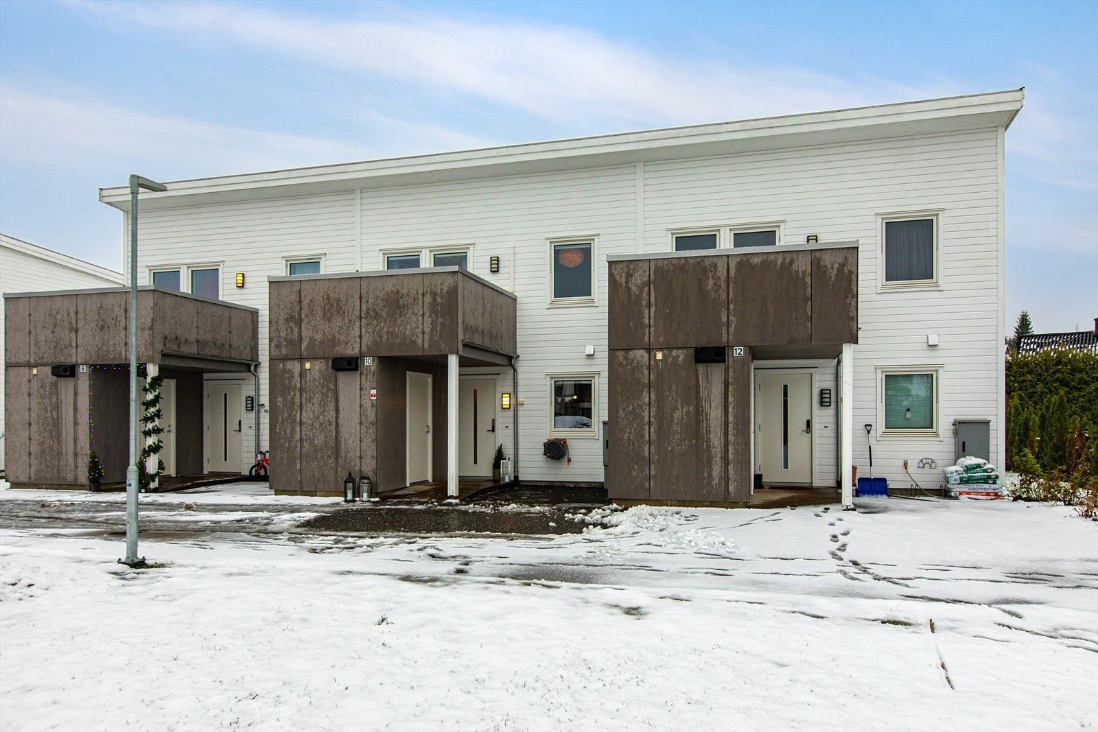 Eiendommen ligger i et rolig og etablert boligområde på Råholt. Galleribilde