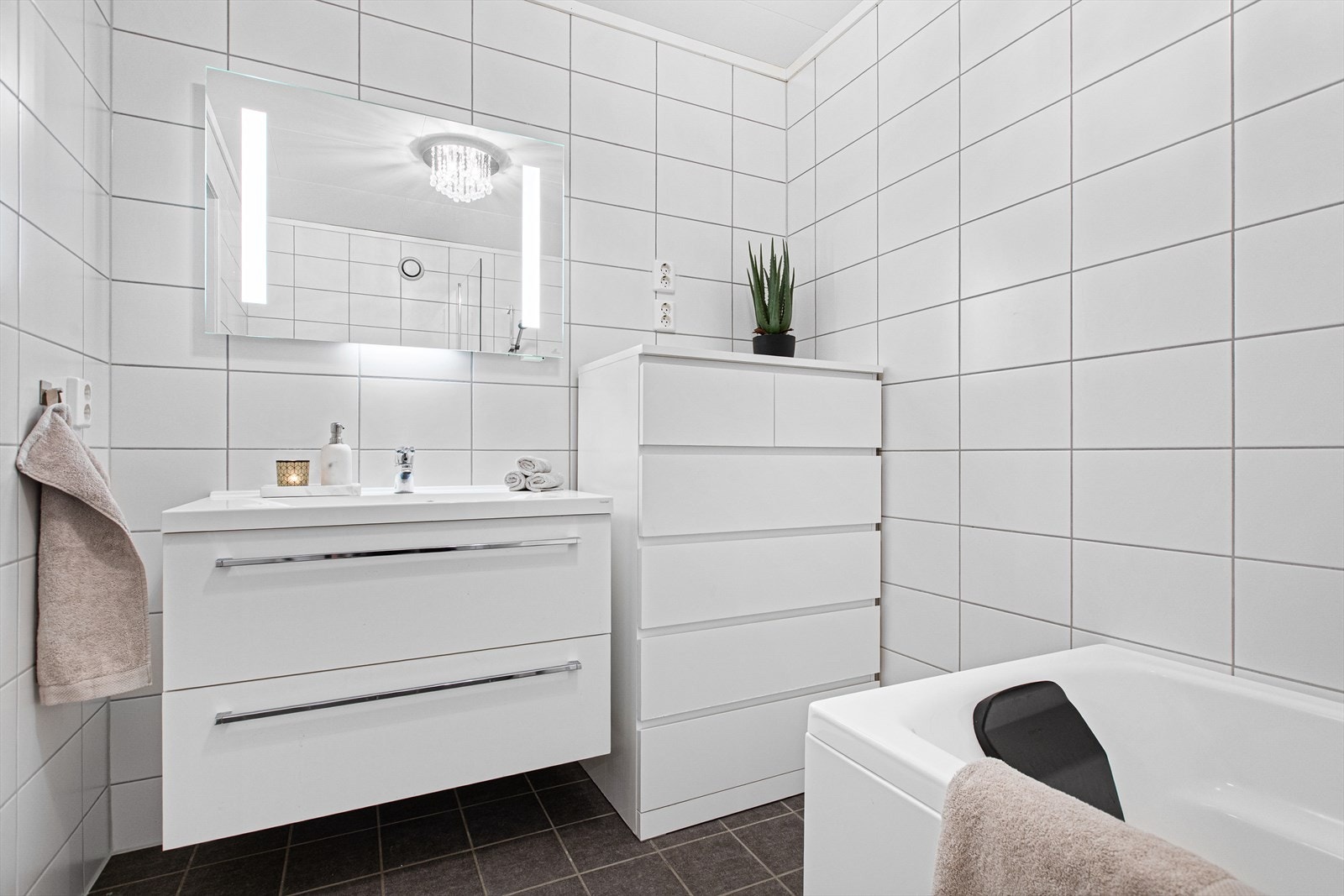 Her er det gulvvarme, balansert ventilasjon og en stilren servant med belyst speil. Galleribilde