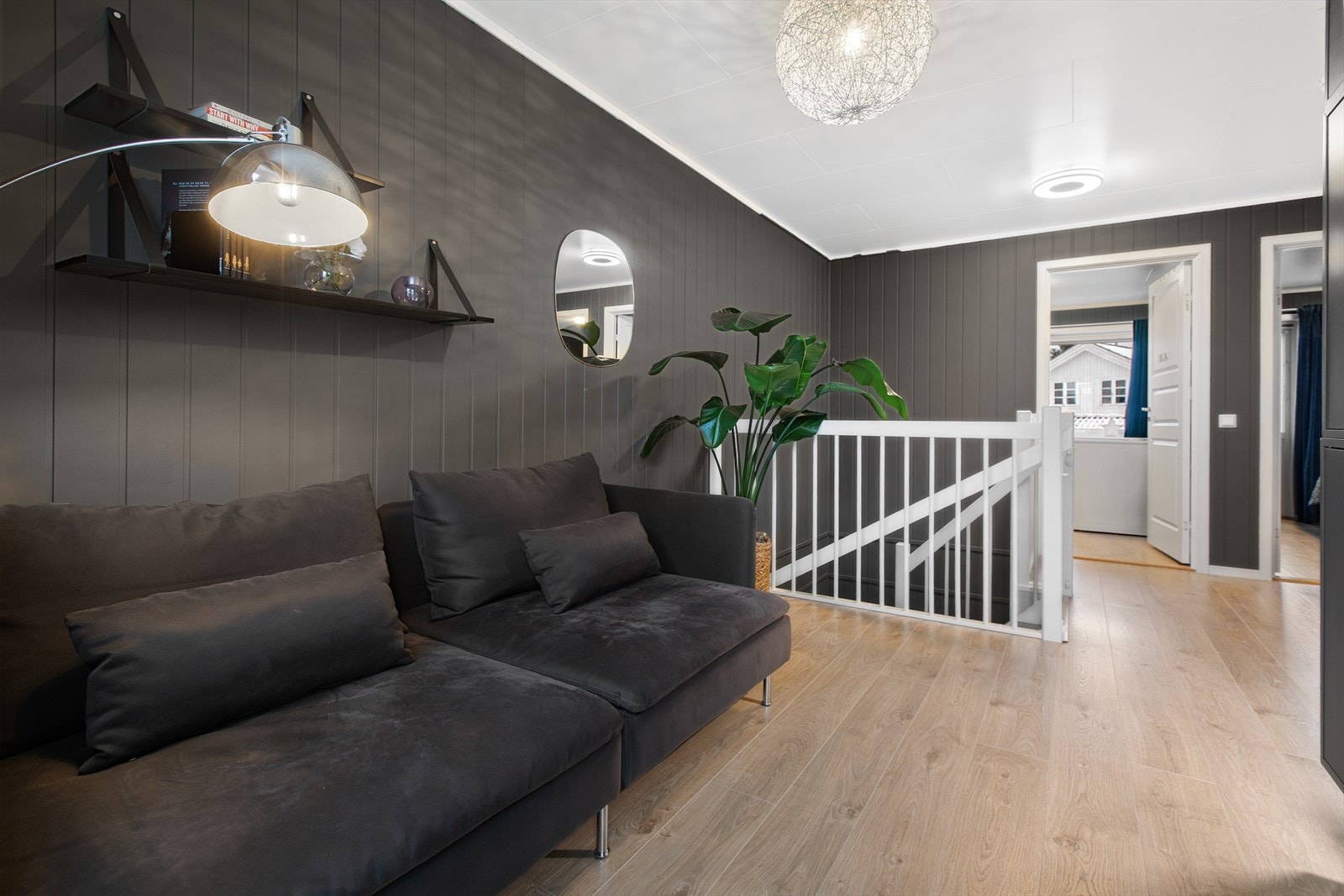 Rommet har panel på veggene og enstavs laminat på gulvet, som i store deler av boligen. Galleribilde