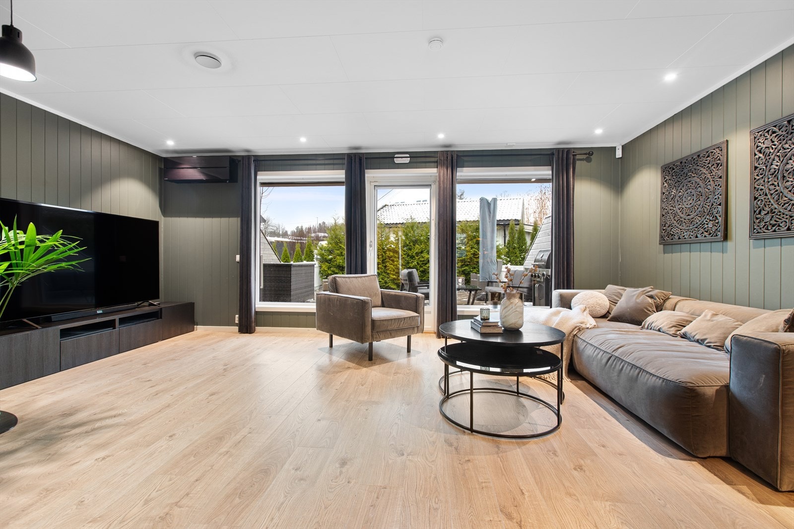 Stuen er utstyrt med en effektiv varmepumpe som sikrer jevn temperatur året rundt. Galleribilde