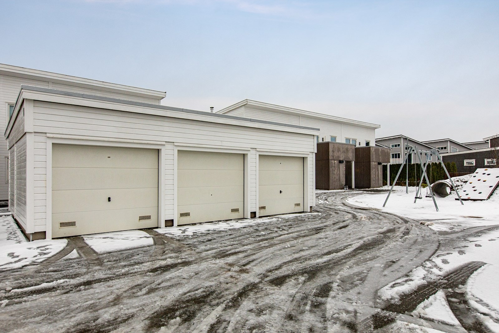 Det medfølger garasje i felles rekke, med ekstra lagringsplass på loftet. Galleribilde