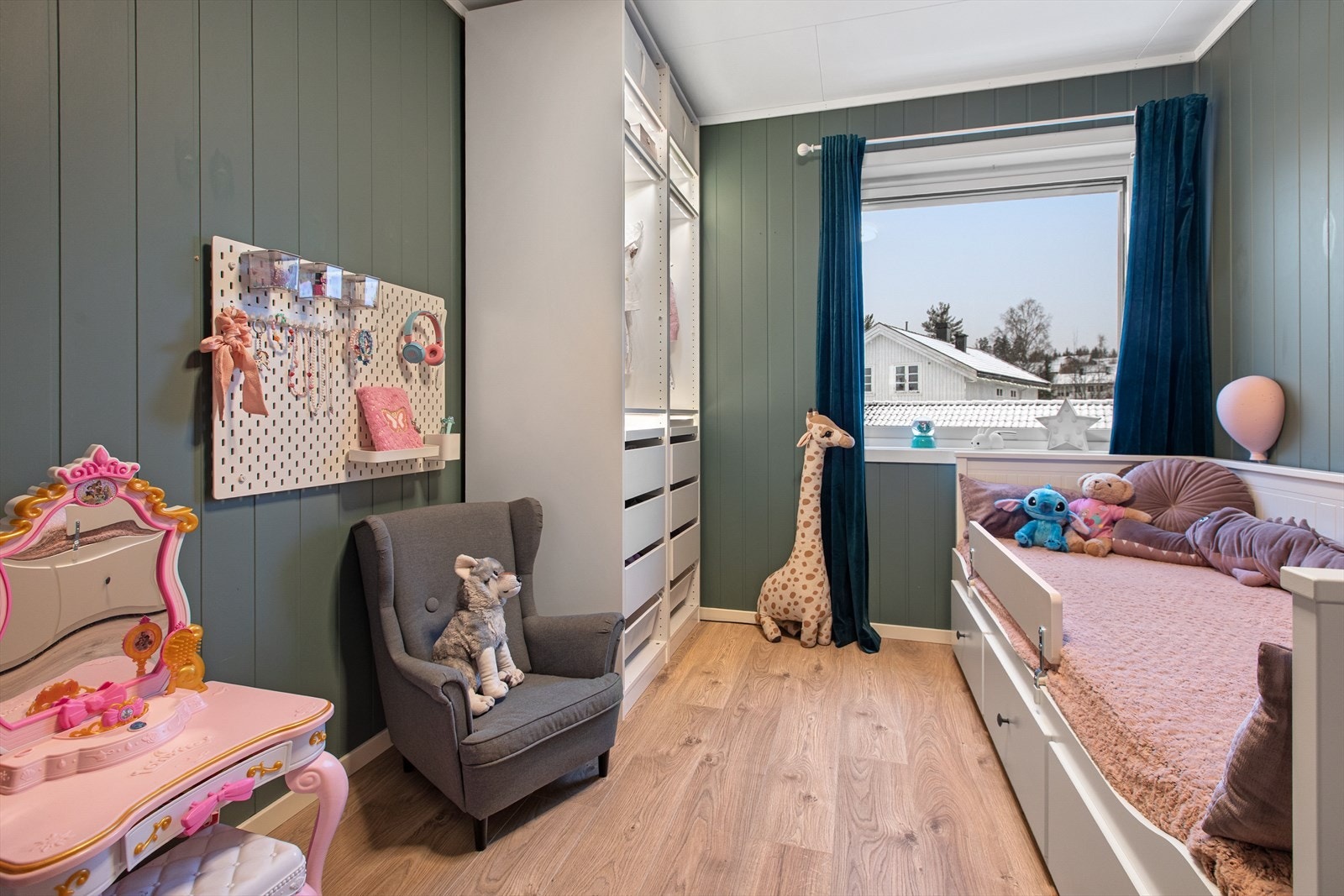 Boligens andre soverom er av god størrelse, ideelt som barnerom eller gjesterom. Galleribilde