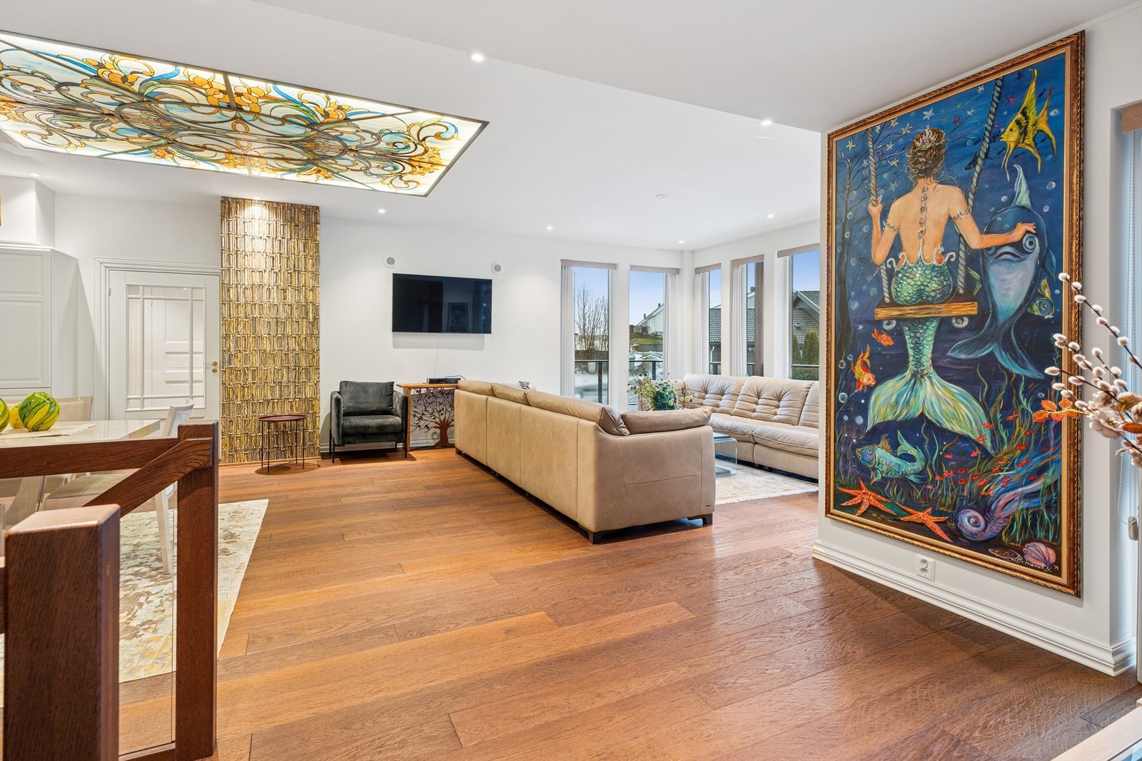 Rommene preges av gjennomgående 1-stavs håndhøvlet, mørk parkett og store vindusflater. Galleribilde