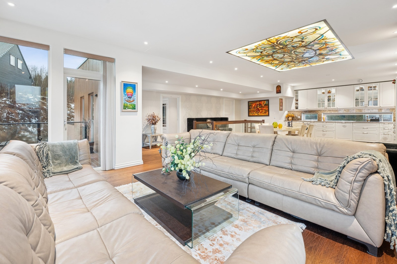 Den åpne løsningen skaper en naturlig flyt mellom de ulike sonene i rommet. Galleribilde