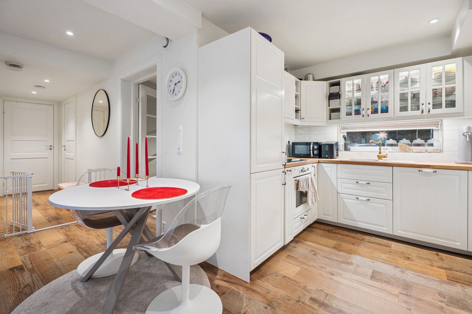 Kjøkkenet i leiligheten til venstre. Galleribilde