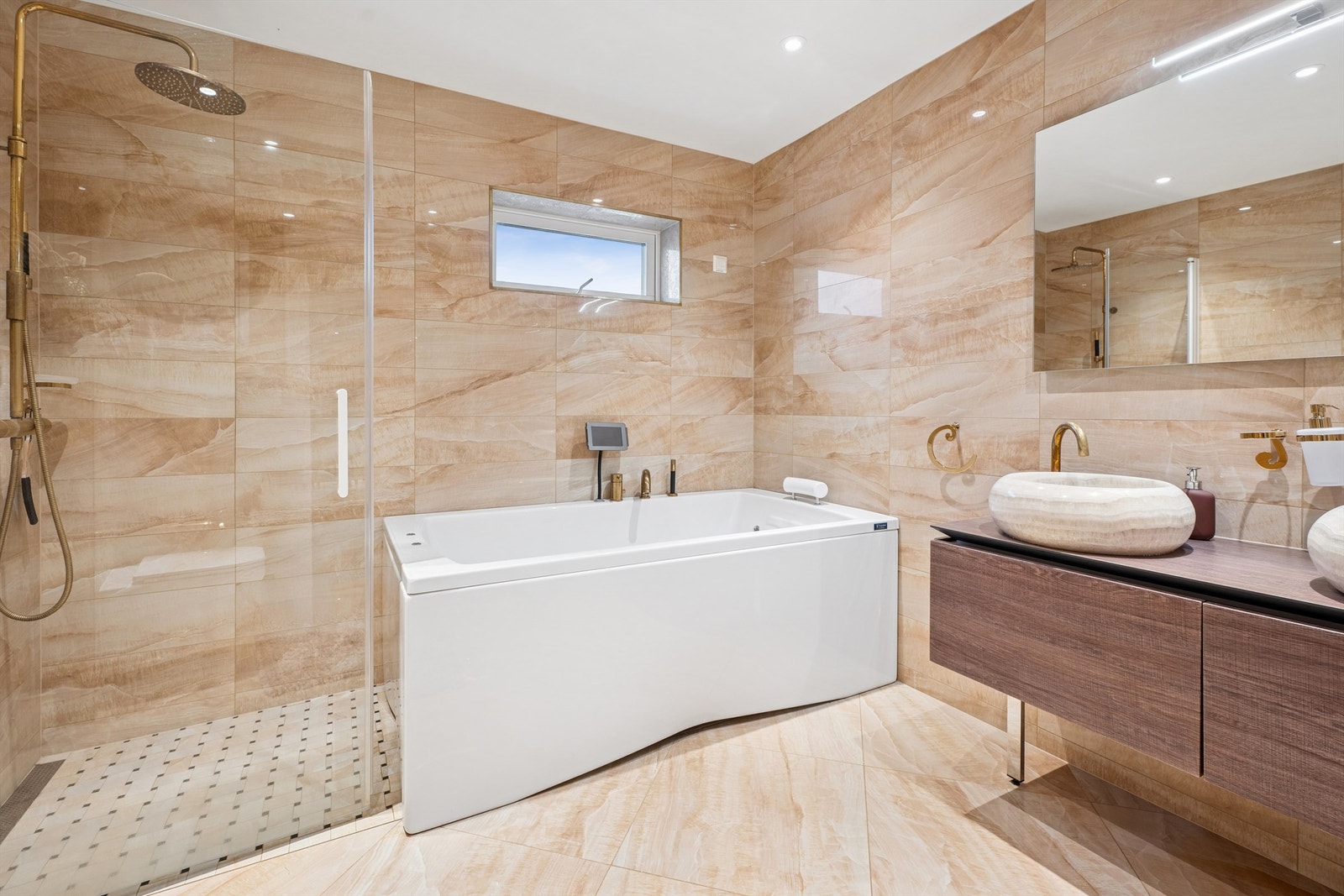 Et elegant baderom med fliser fra Versace på gulv og vegger, utstyrt med både boblebad og separat dusjnisje. Galleribilde