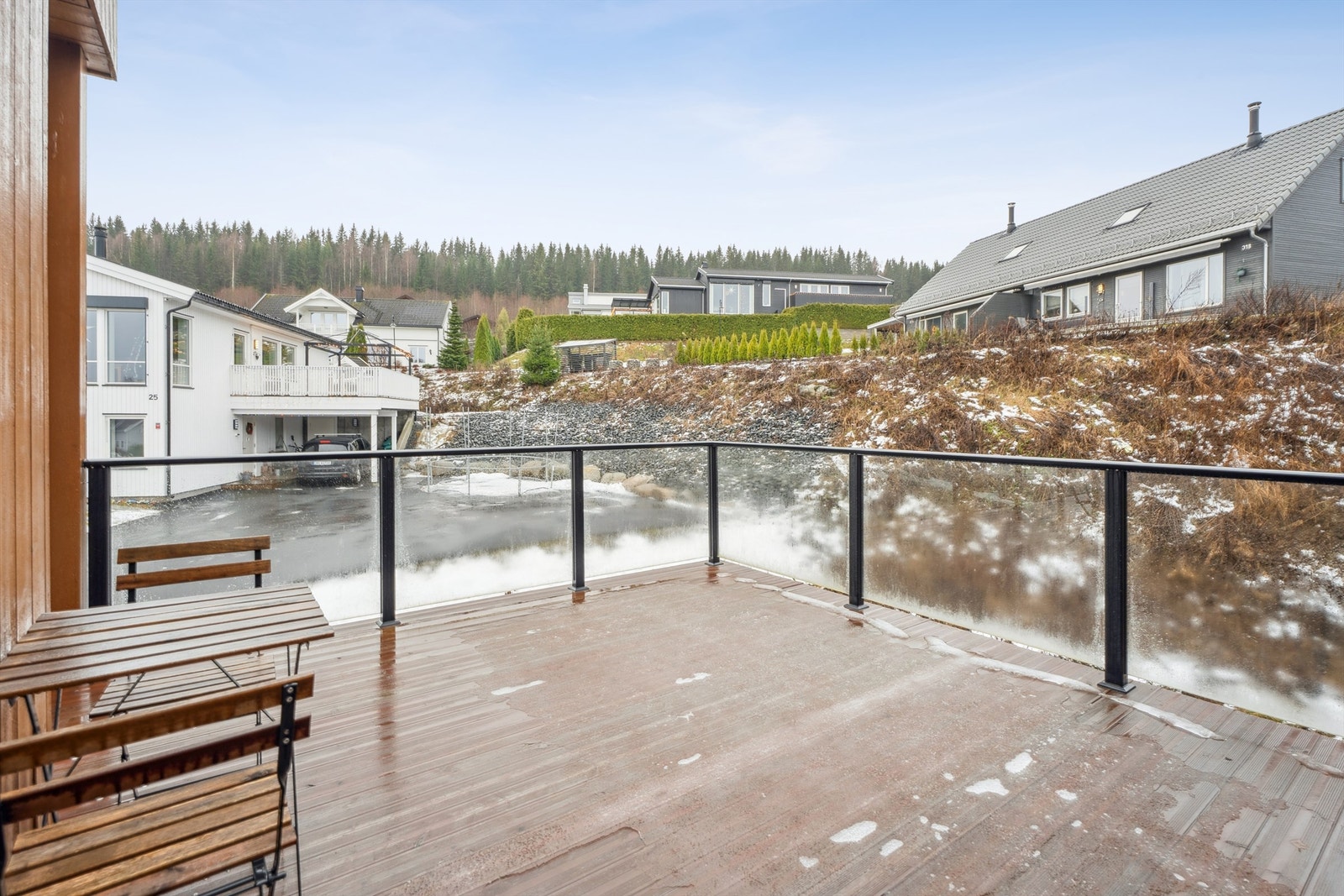 Her er det god plass til flere sittegrupper for å nyte gode solforhold. Galleribilde