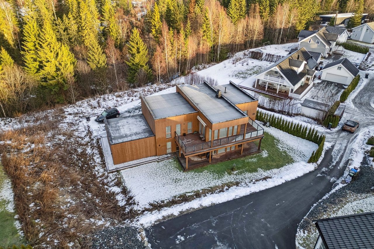 Eiendommen ligger innerst i en blindvei og er derfor preget av svært lite gjennomgangstrafikk. Galleribilde