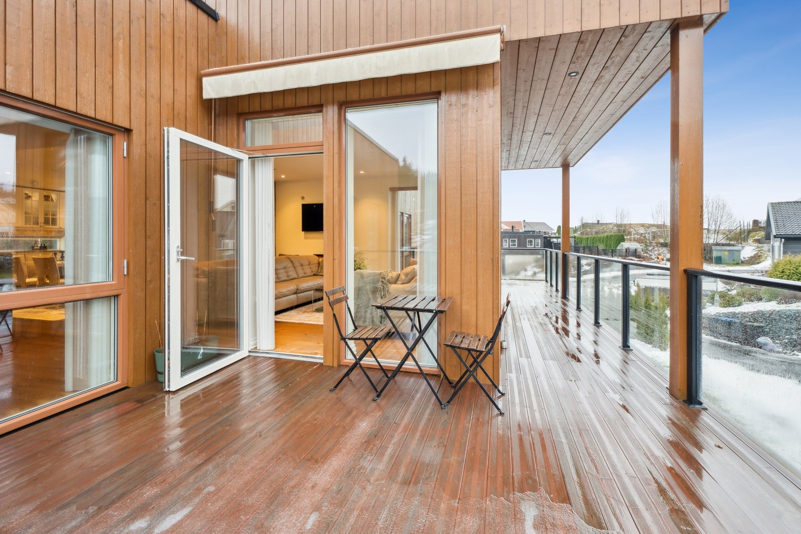 Den store balkongen strekker seg langs store deler av fasaden i hovedetasjen. Galleribilde