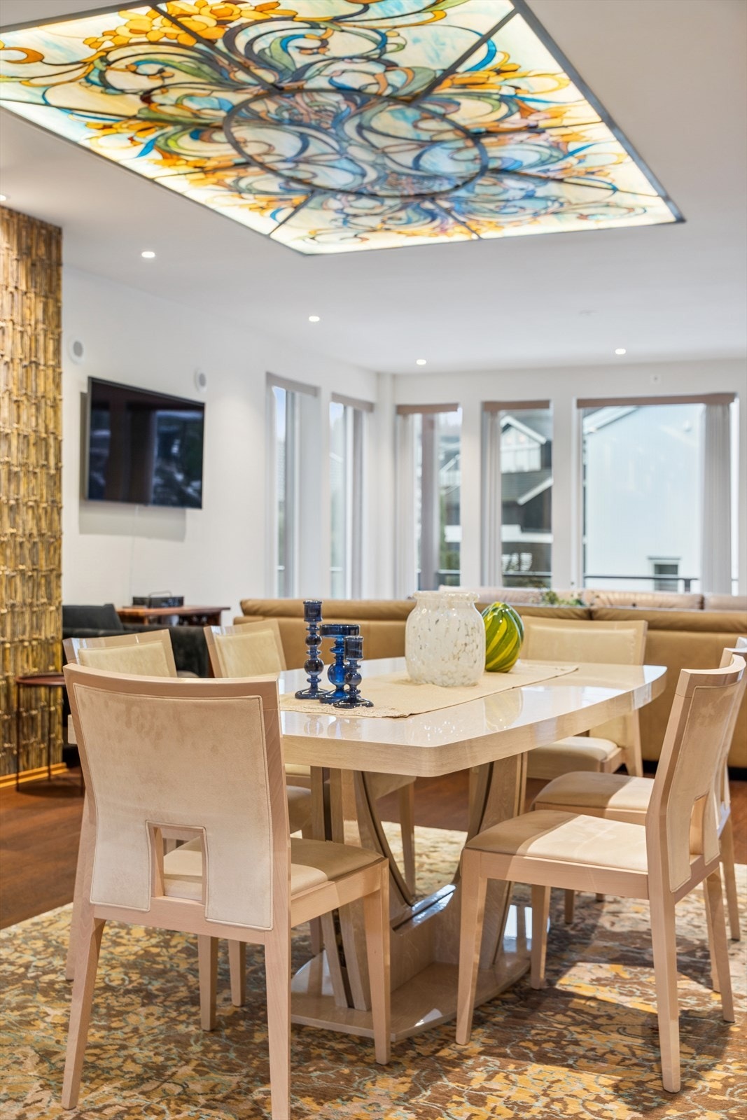 Downlights i taket sørger for god og jevn belysning i hele allrommet. Galleribilde