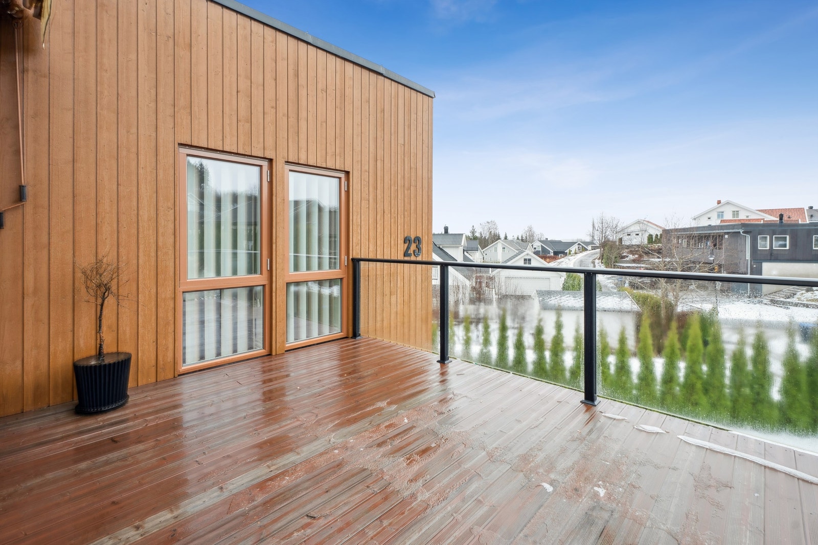 Balkongen har rekkverk i glass som sikrer fri utsikt over nærområdet. Galleribilde