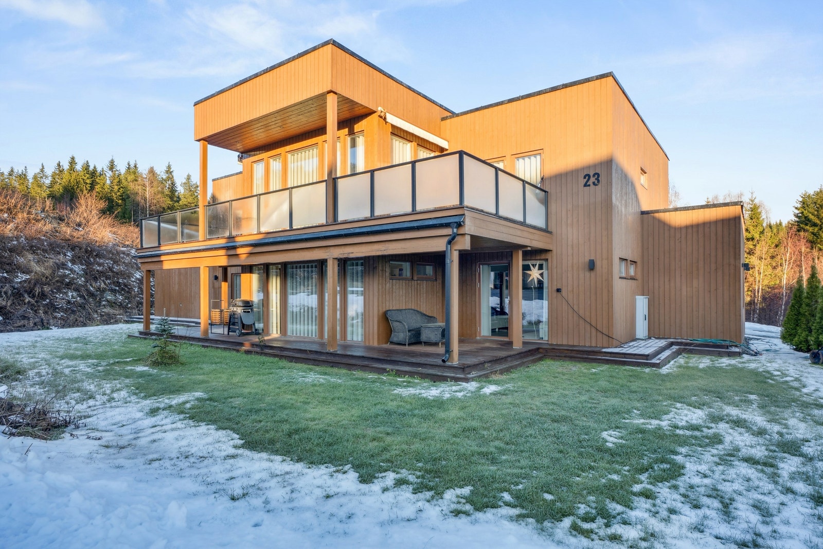 Eiendommen har en høy og fri beliggenhet i feltet med gode solforhold. Galleribilde