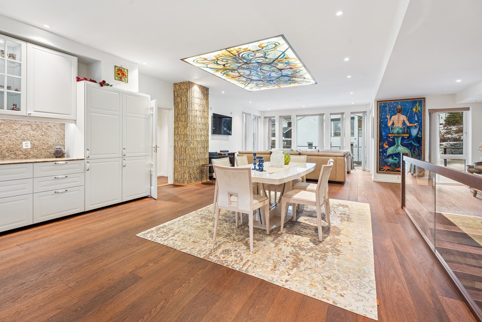 Det er rikelig med plass til både sofagruppe og spisegruppe. Galleribilde