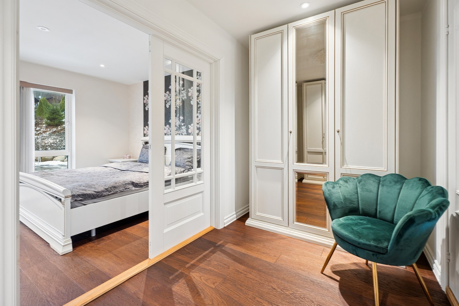 Fra soverommet er det tilgang til et eget walk-in closet. Galleribilde