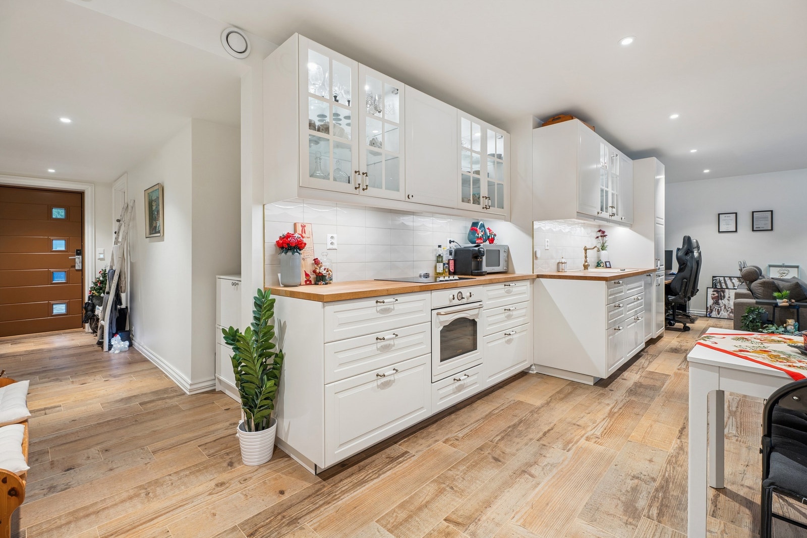 I begge leilighetene er det flislagte gulv med elektrisk gulvvarme. Dette er fra hybelleiligheten. Galleribilde