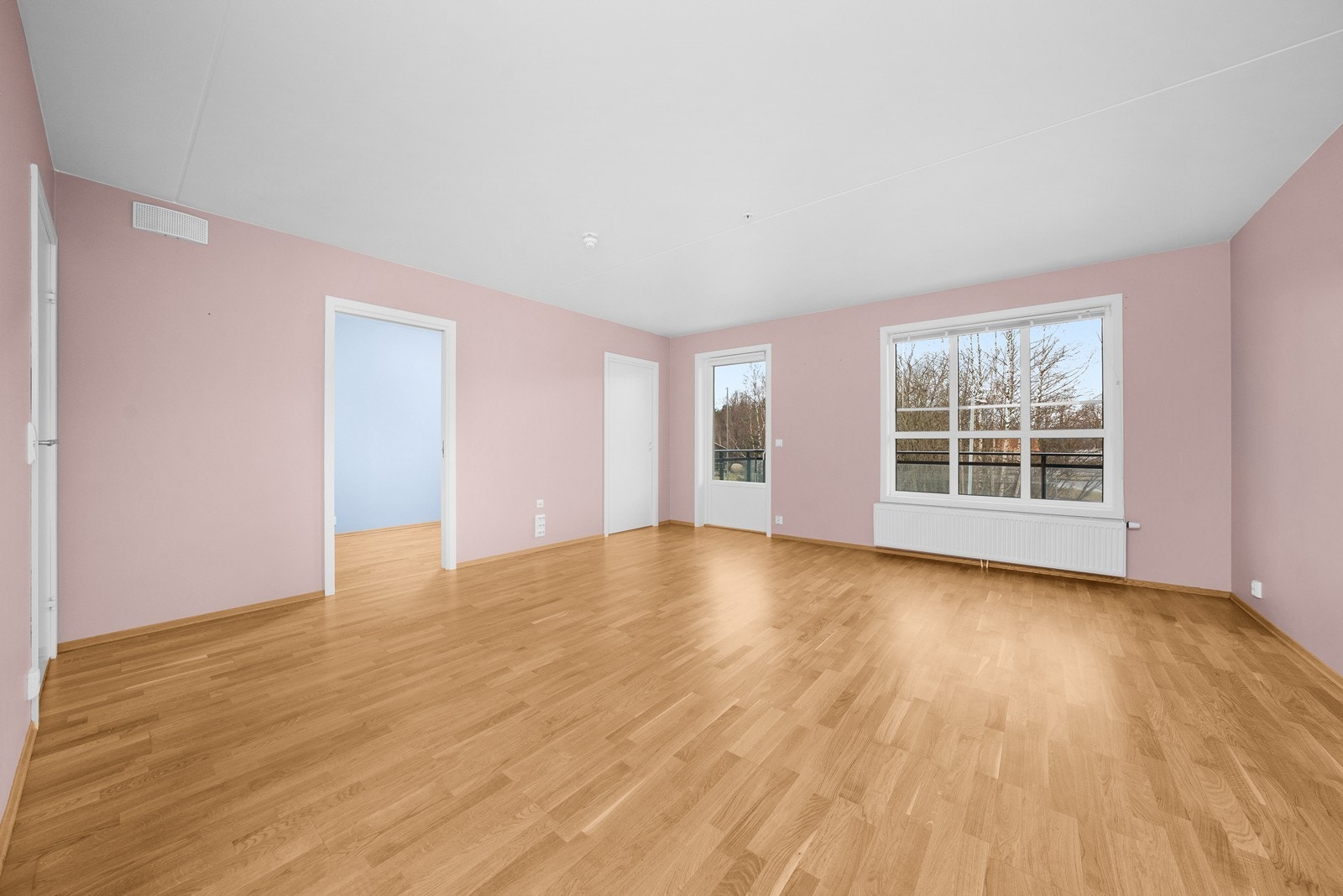 Stuen har store vindusflater og direkte utgang til balkongen. Galleribilde