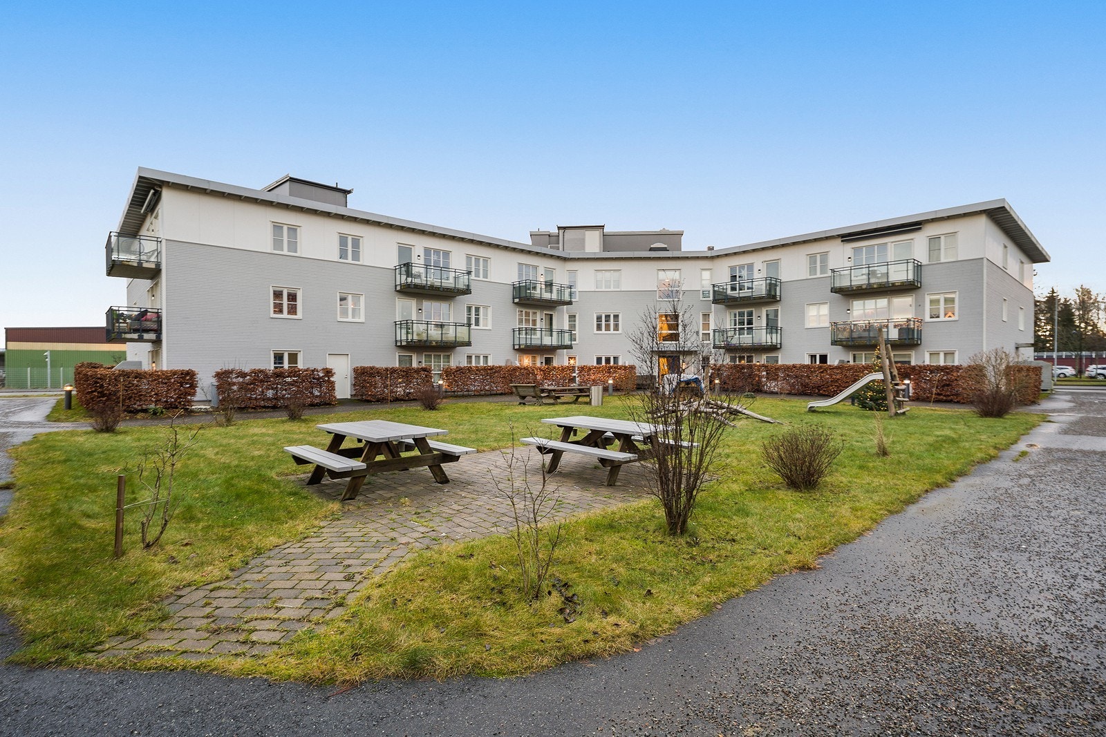 Sameiets fellesareal er pent opparbeidet med plen, sittegrupper og lekeplass. Galleribilde