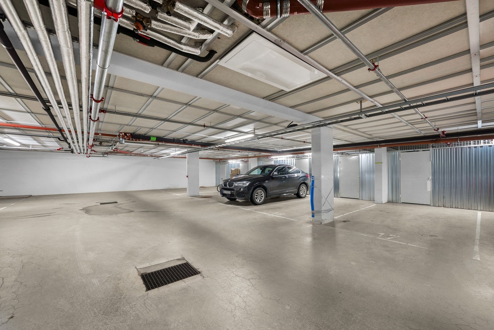 Med leiligheten følger en fast garasjeplass og en bod på 5 m² i kjelleren. Galleribilde