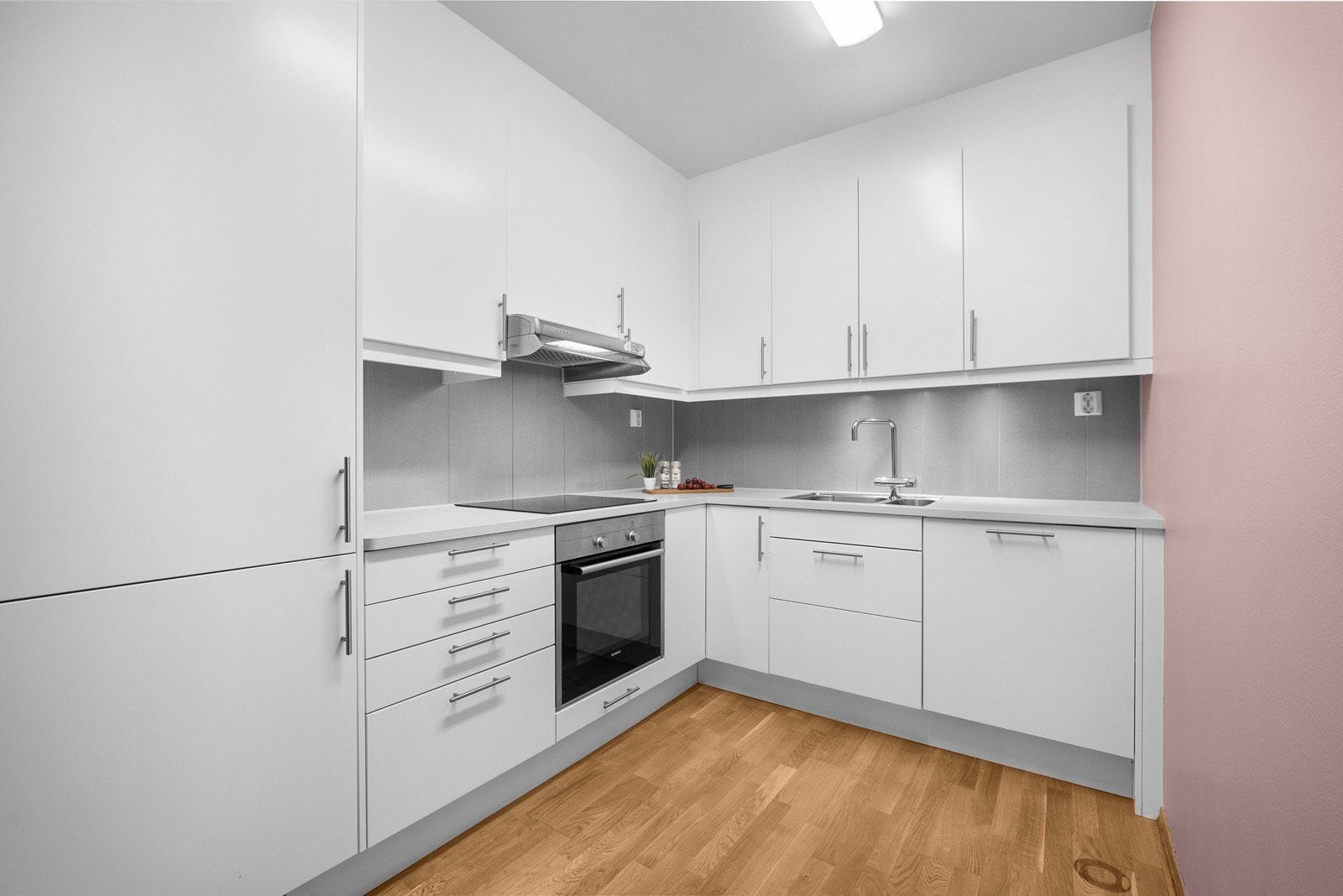 Kjøkkeninnredning med integrerte hvitevarer og god skap- og benkeplass. Galleribilde