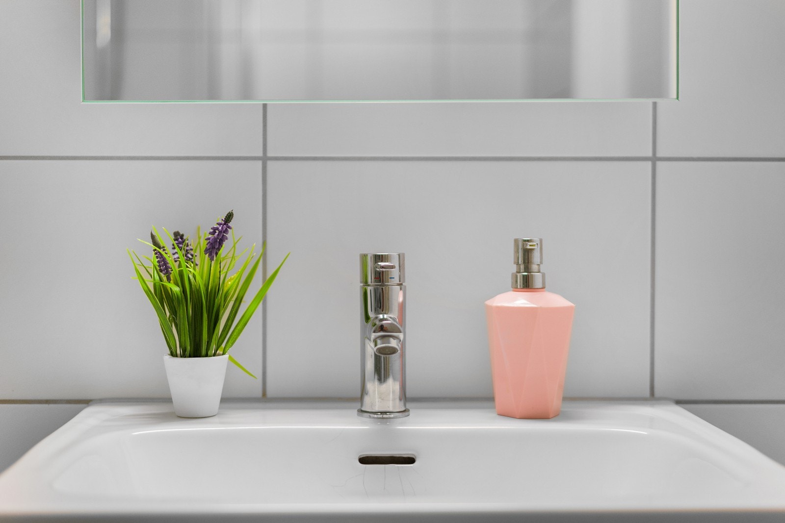 Moderne ett-greps blandebatteri på badet. Galleribilde