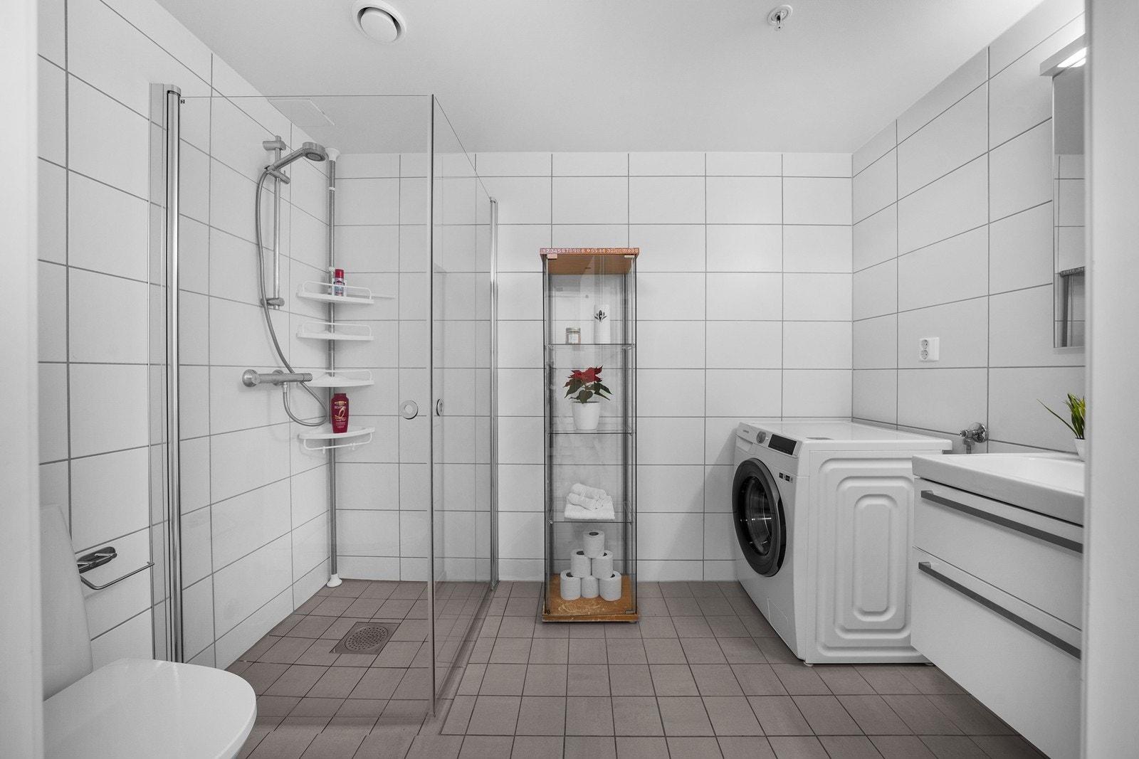 Helfliset bad med dusjhjørne med innfellbare glassdører. Galleribilde