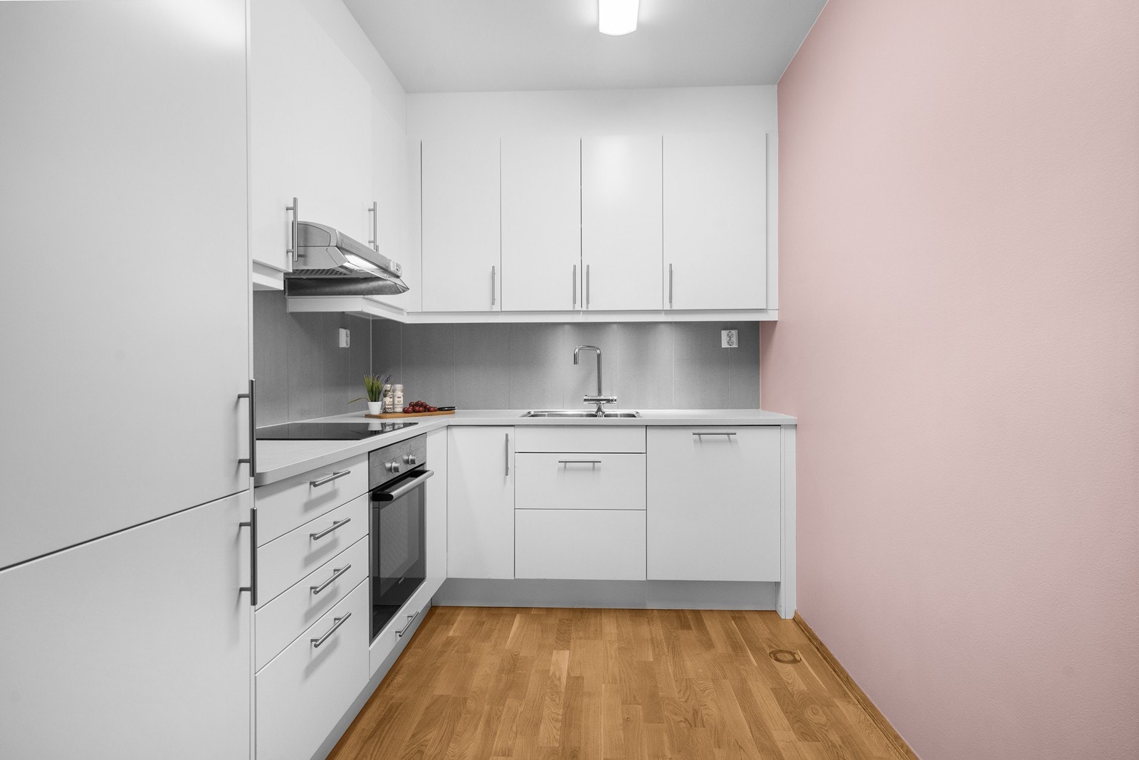 Kjøkkenet er fra byggeåret og har ventilator over kokesonen. Galleribilde