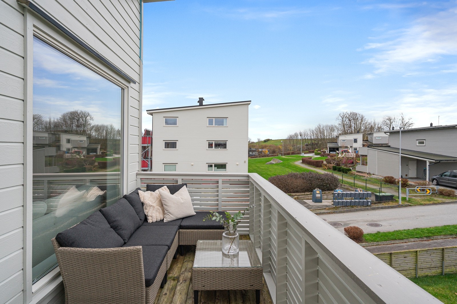 Balkong hvor en kan nyte fine sommerdager - og kvelder Galleribilde