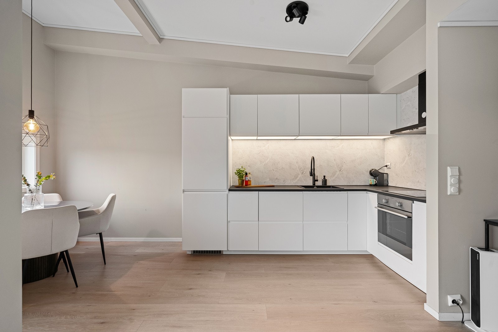 Lekkert lyst kjøkken som er pusset opp i 2021 med integrerte hvitevarer Galleribilde