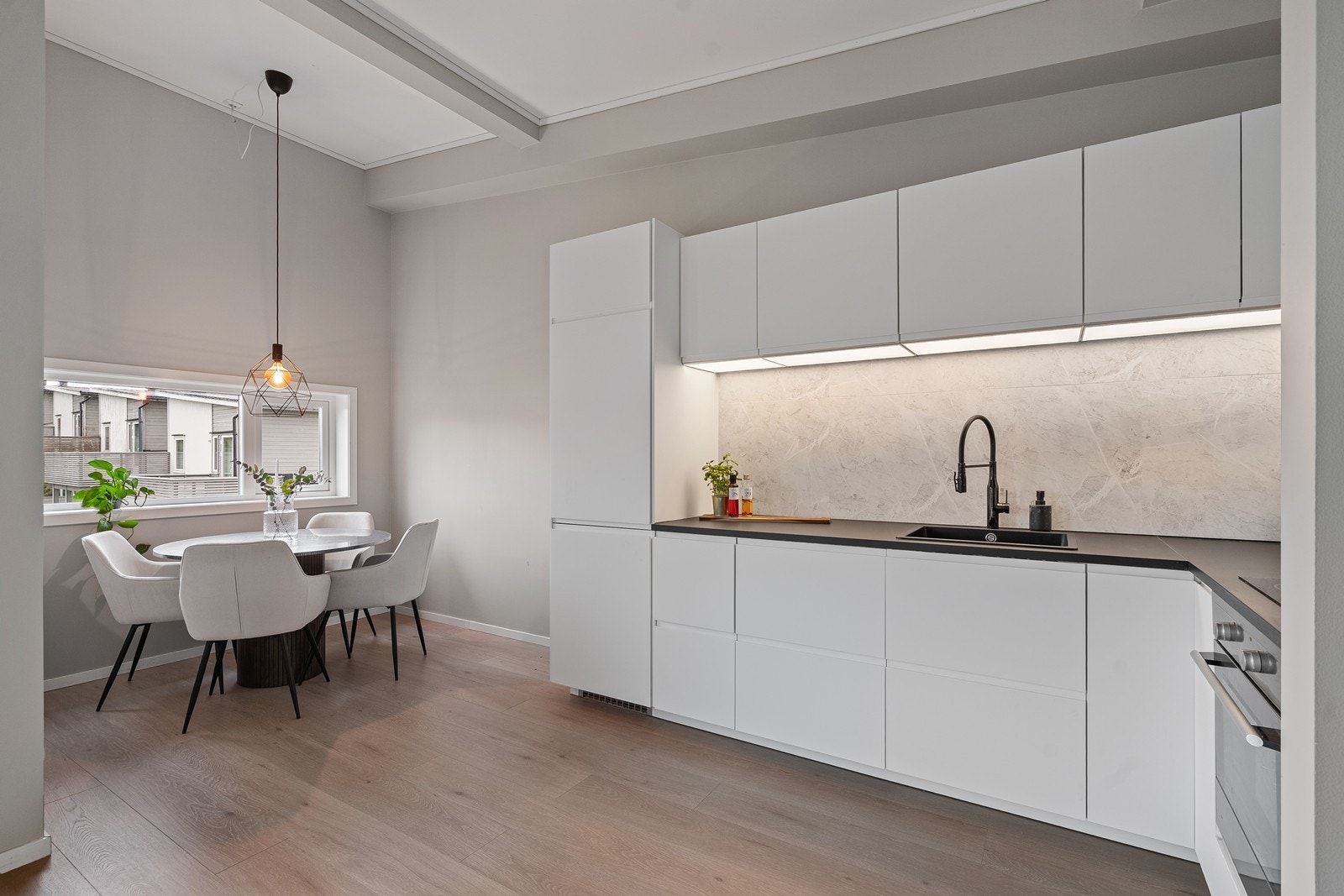 I forlengelse av kjøkkenet er det god plass til spisebord. Galleribilde