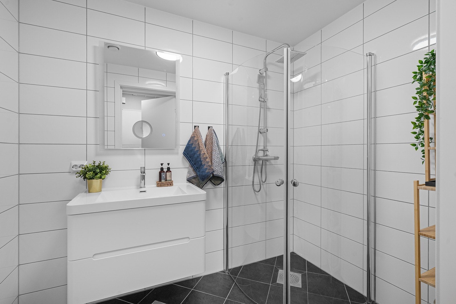 Pent helfliset bad med varme i gulv og dusjhjørne Galleribilde