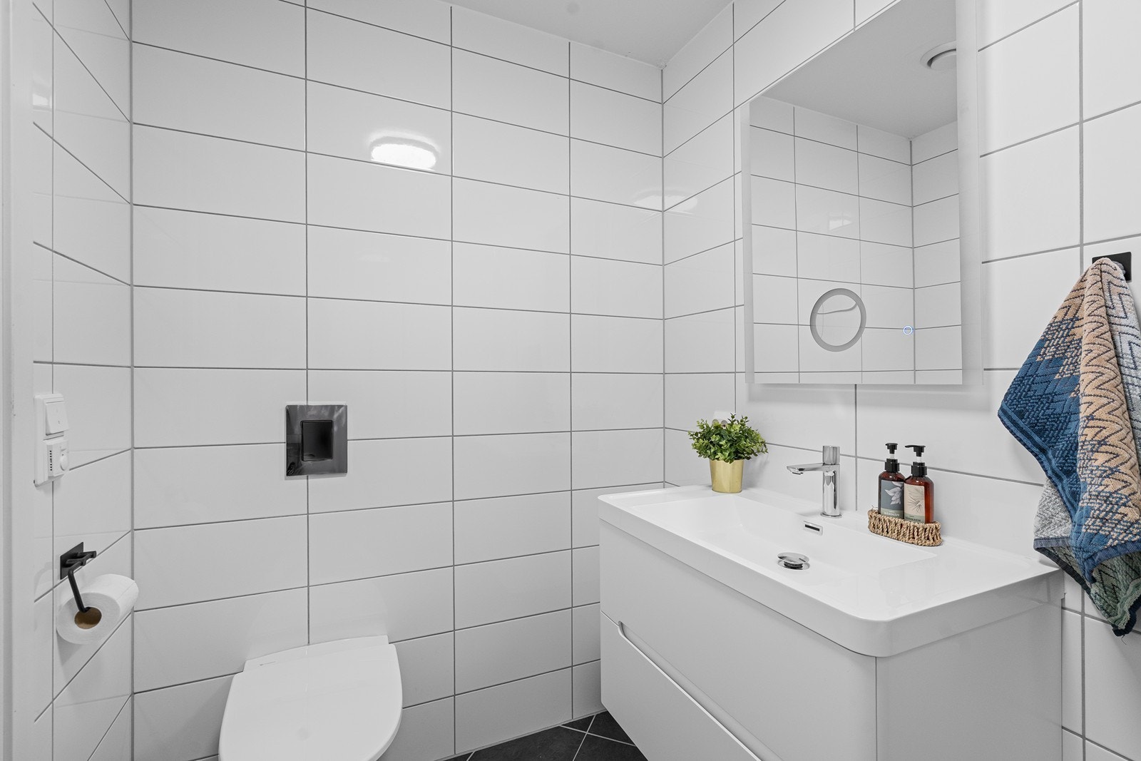 vegghengt toalett og servant med god oppbevaringsplass Galleribilde