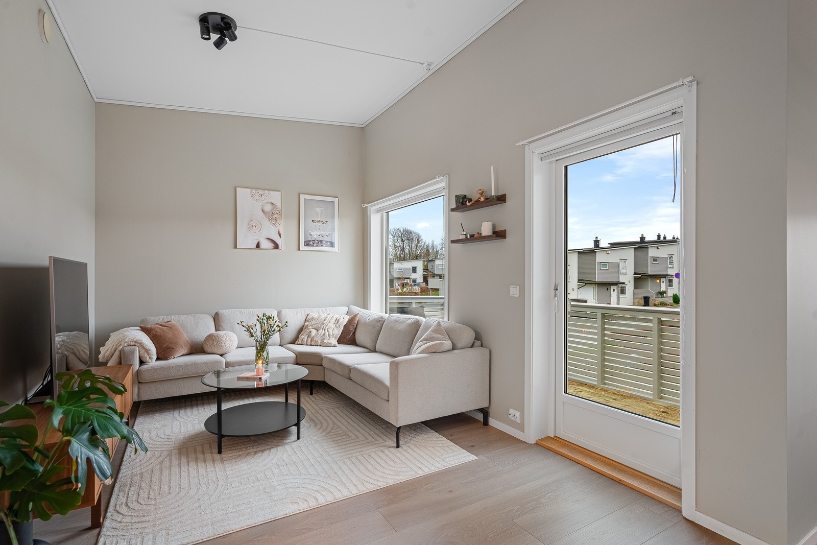 Fra stuen er det utgang til vestvendt balkong med gode solforhold Galleribilde