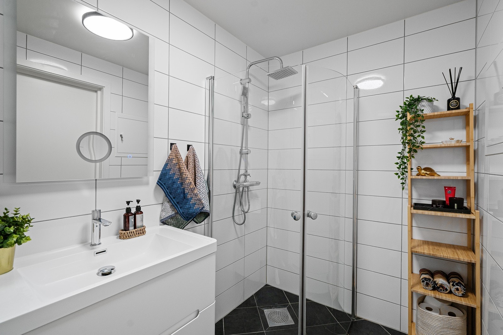 Pent helfliset bad med varme i gulv og dusjhjørne Galleribilde