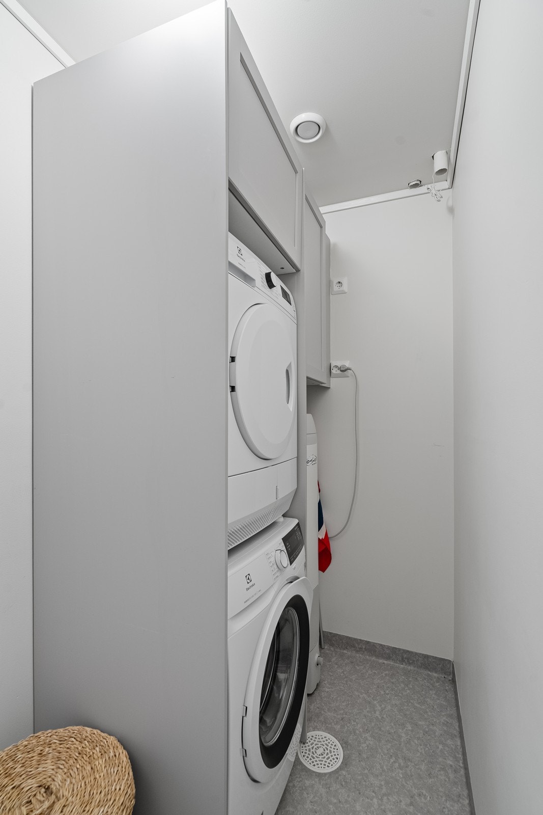 Plass til både vaskemaskin og tørketrommel Galleribilde