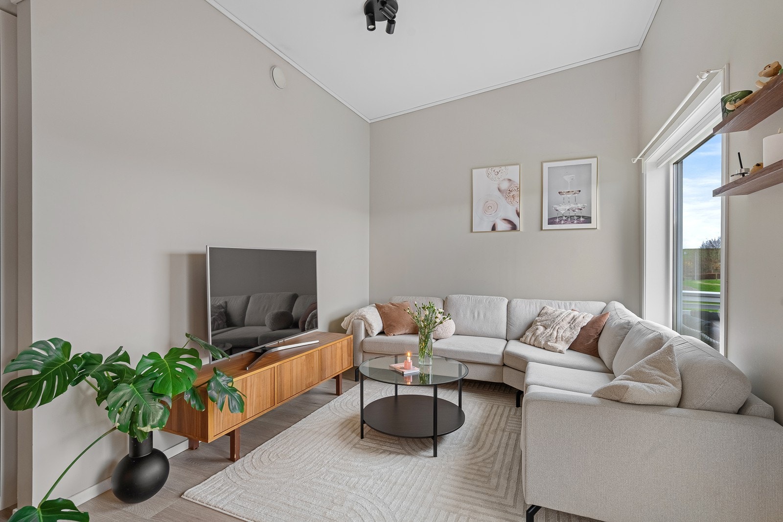 Åpen og lys stue med store vindusflater som gir mye naturlig lys og gir god atmosfære Galleribilde