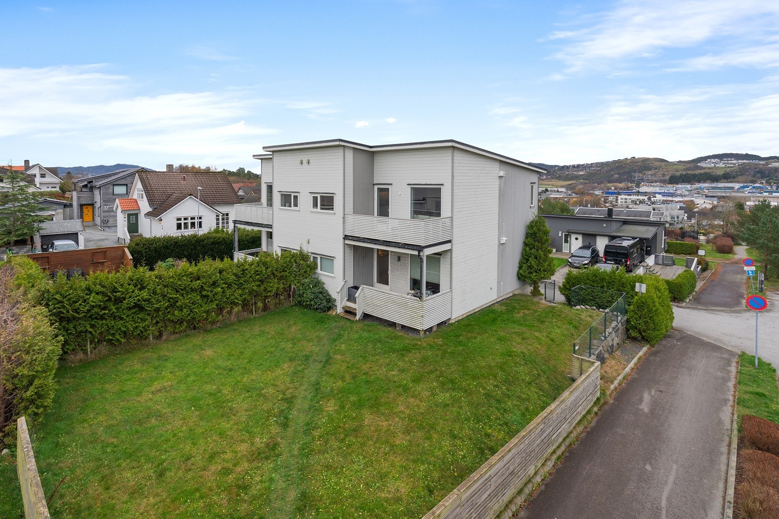 Fin plassering på Ganddal. Det tar ca. 13 minutt å gå til Ganddal togstasjon som tar deg til Sandnes/Stavanger i ene retningen og Egersund/Bryne i andre. Galleribilde