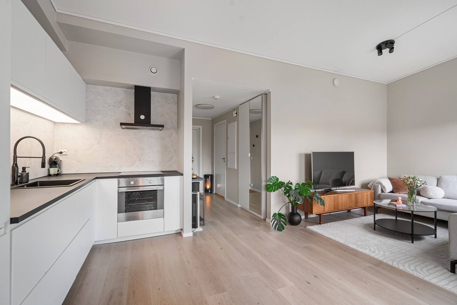 Åpen kjøkkenløsning mot stue er praktisk og gir en god romfølelse. Galleribilde