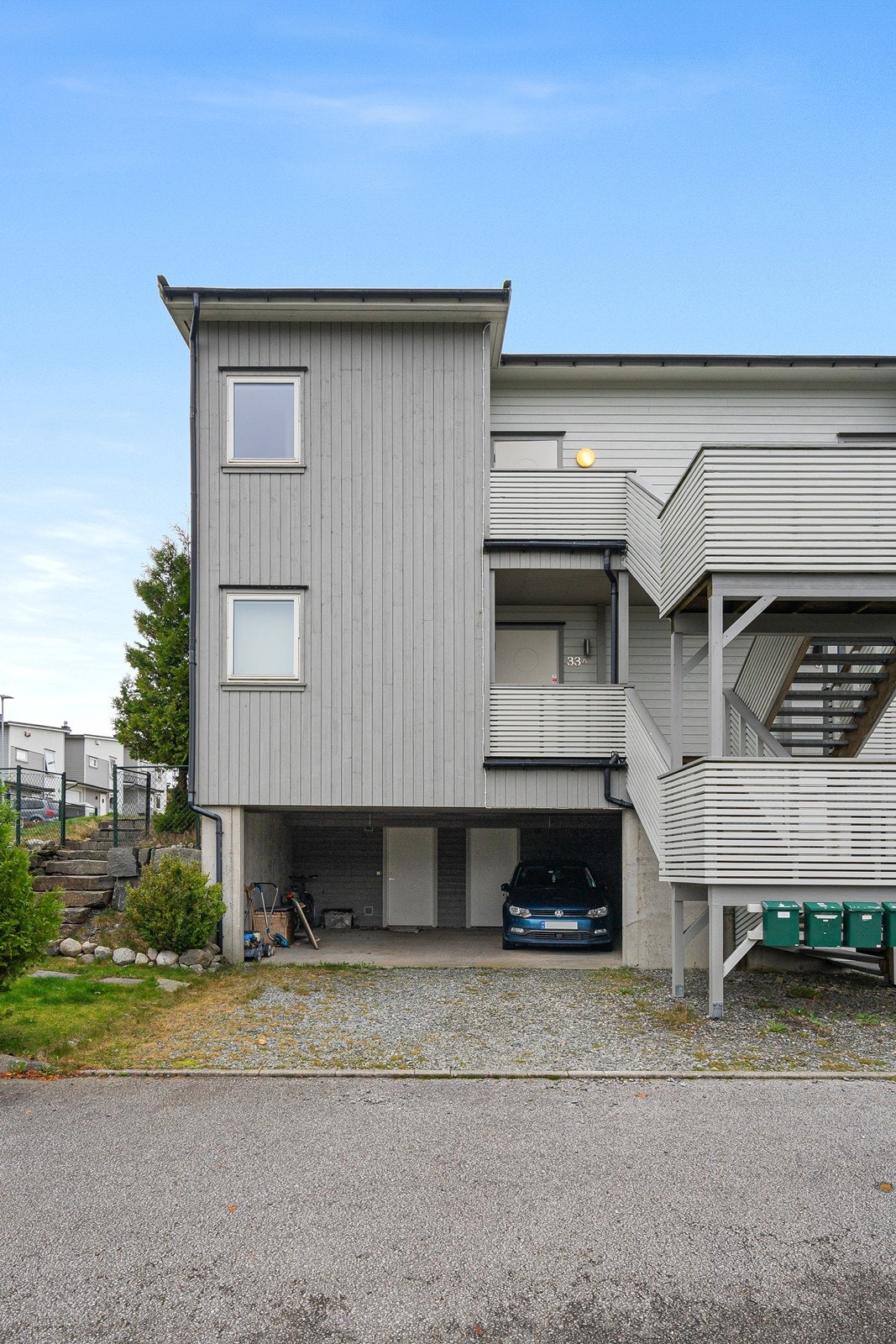Leiligheten ligger i øverste etasje og det er carport med bod i bakkant i underetasjen Galleribilde