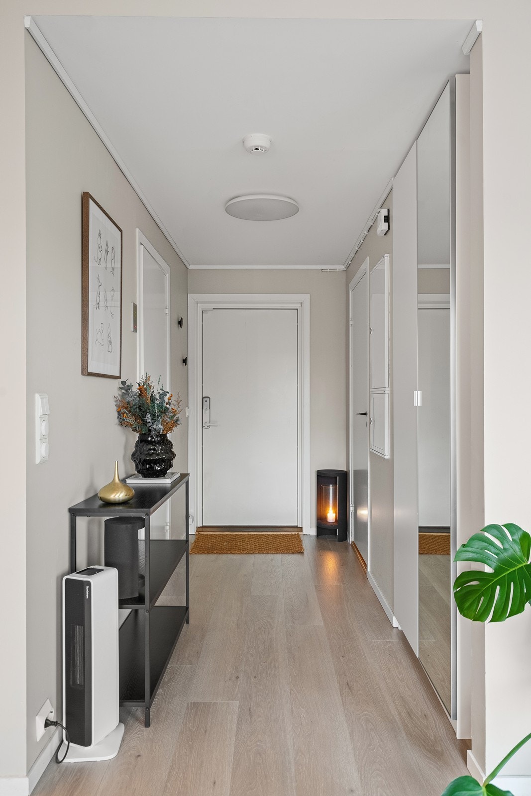 Lys og innbydende entré med god oppbevaring til yttertøy i garderobeskap Galleribilde