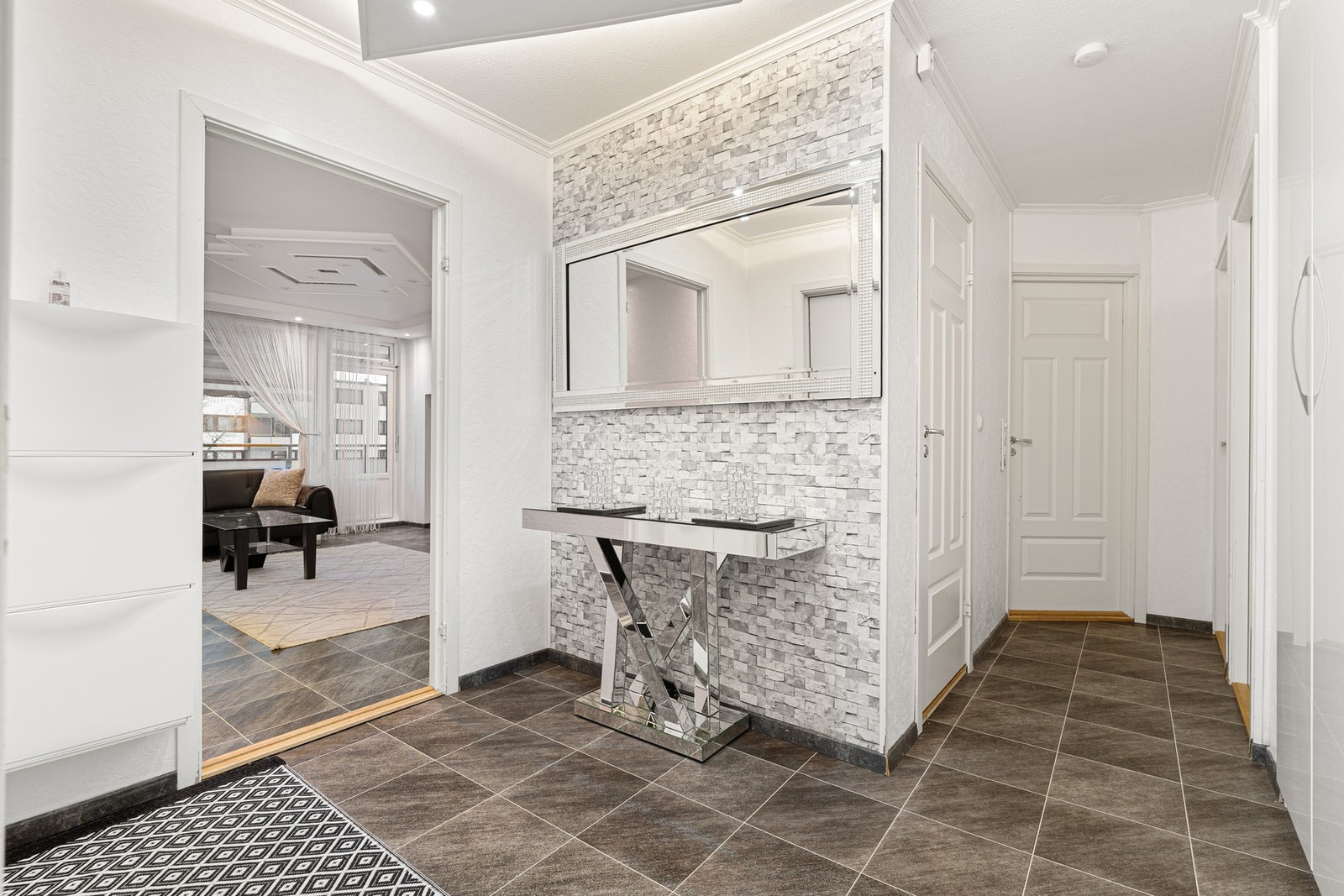 Innbydende entrè med god plass til oppheng av yttertøy. Galleribilde