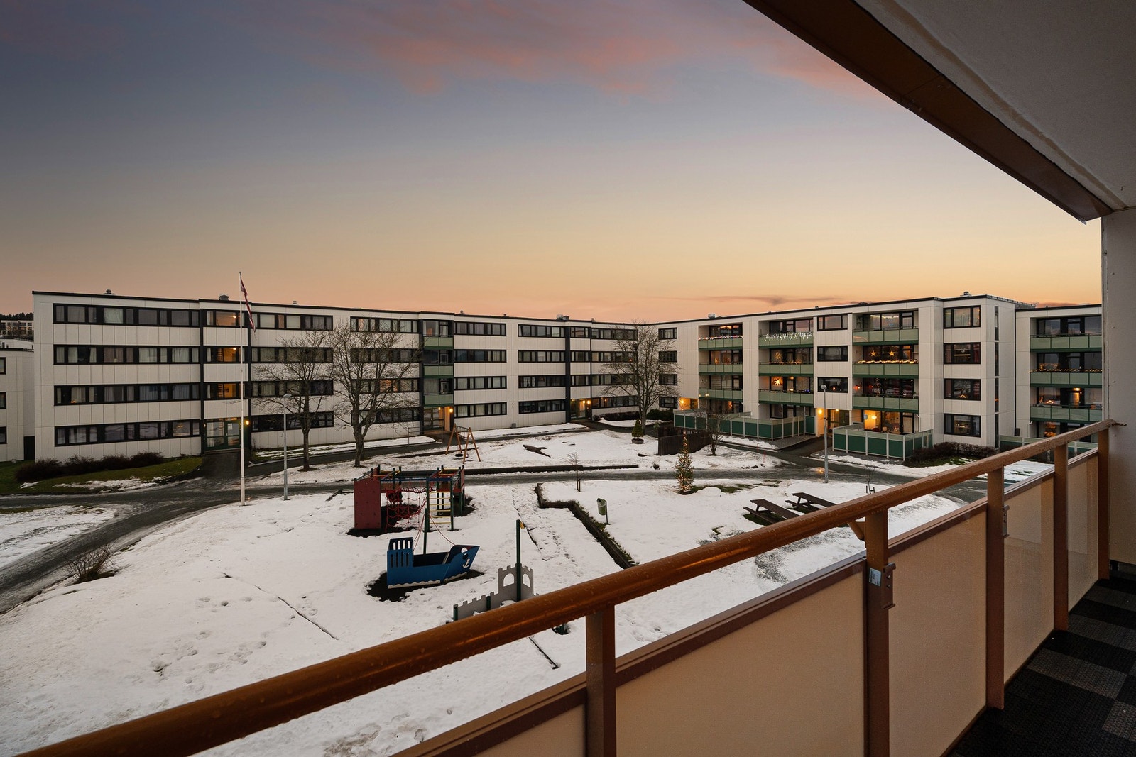 Parkering på felles parkeringsplass i borettslaget. Mulighet for garasjeplass som tildeles av TOBB. Galleribilde