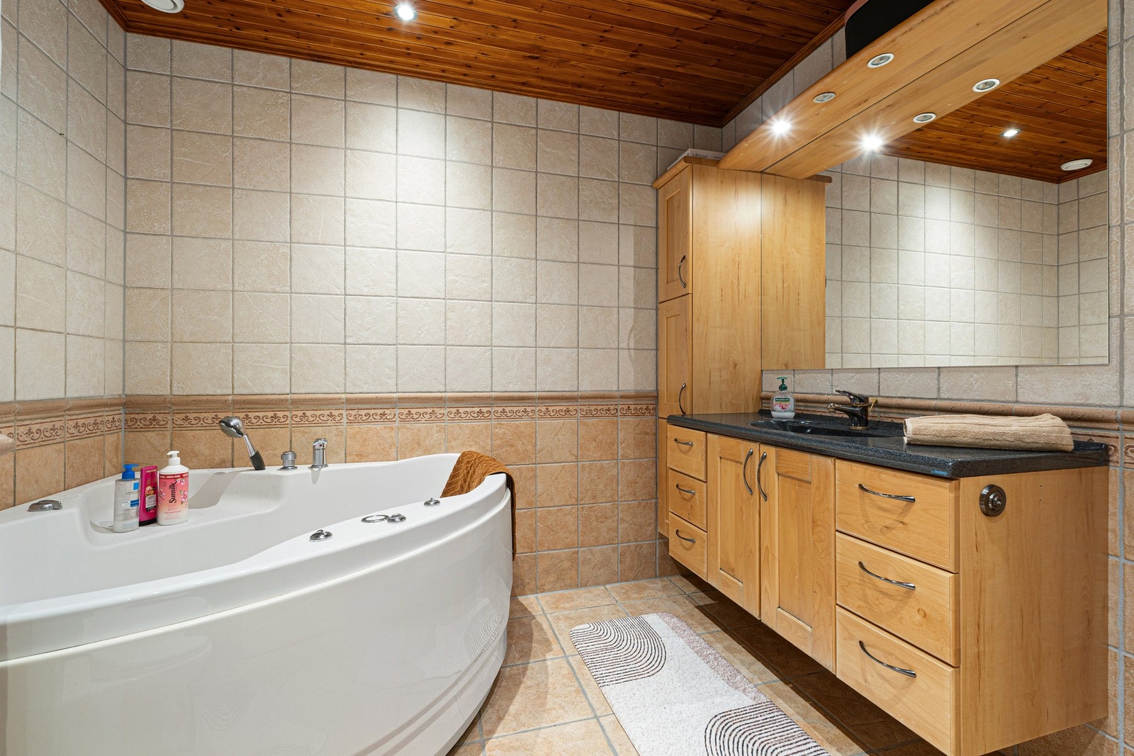 Koselig flislagt bad med behagelig gulvvarme. Galleribilde