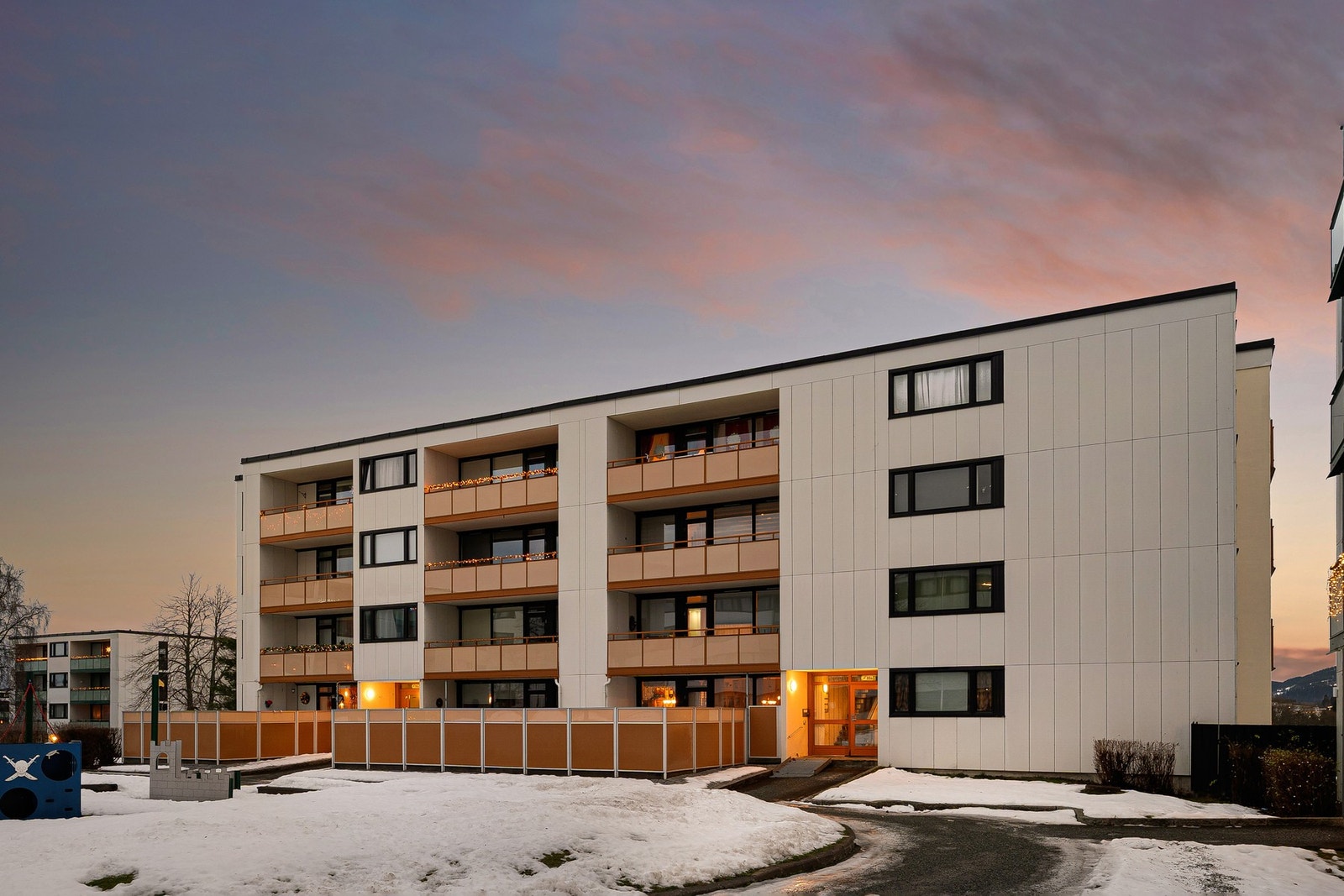 Leiligheten ligger i et rolig og etablert boligområde på Saupstad. Meget barnevennlig område med lite trafikk og lekeplasser for barn i gatetun. Galleribilde
