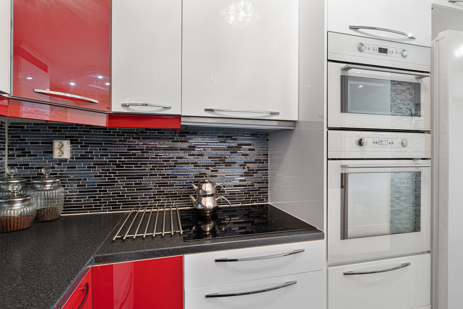 Det er integrert platetopp, stekeovn, mikro og oppvaskmaskin. Galleribilde