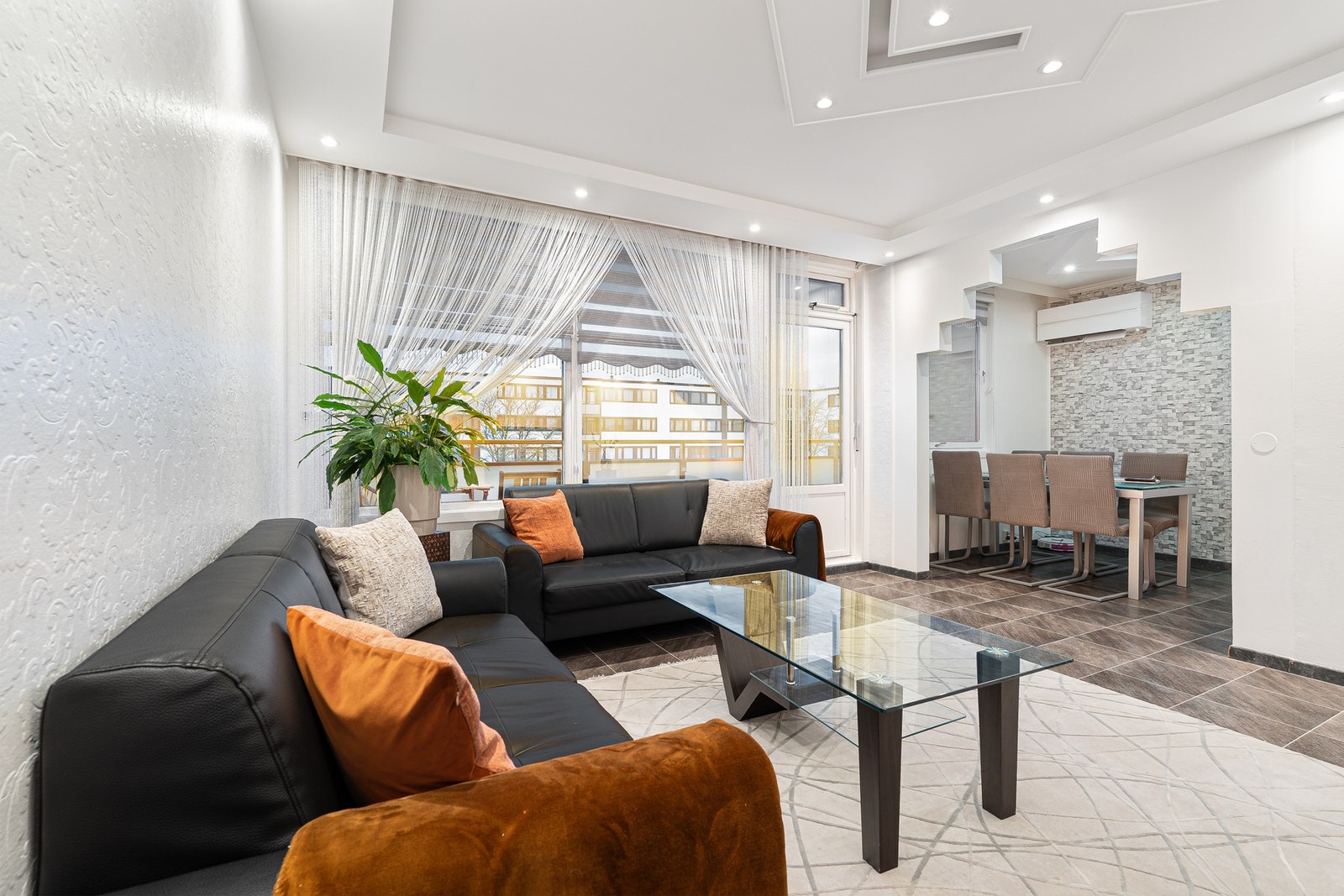 Store vinduer gir en åpen og luftig atmosfære med naturlig lysinnslipp. Galleribilde