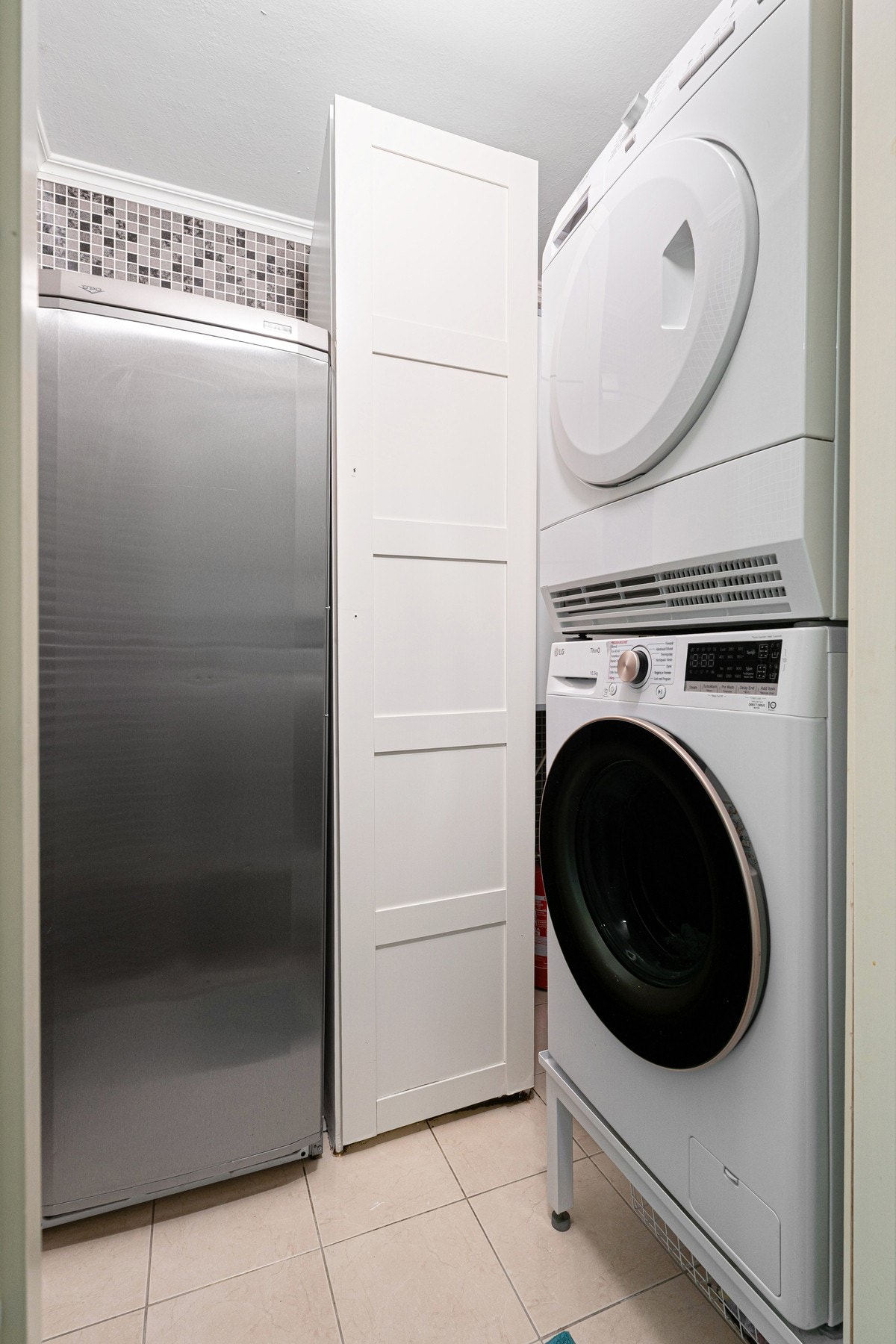 Separat vaskerom med flislagt gulv, og opplegg for vaskemaskin. Galleribilde