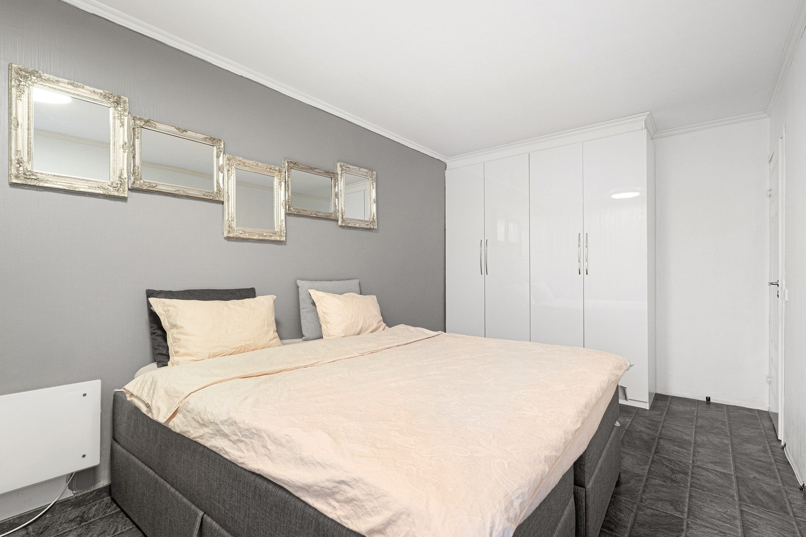 Praktisk garderobeskap som medfølger i handelen. Galleribilde