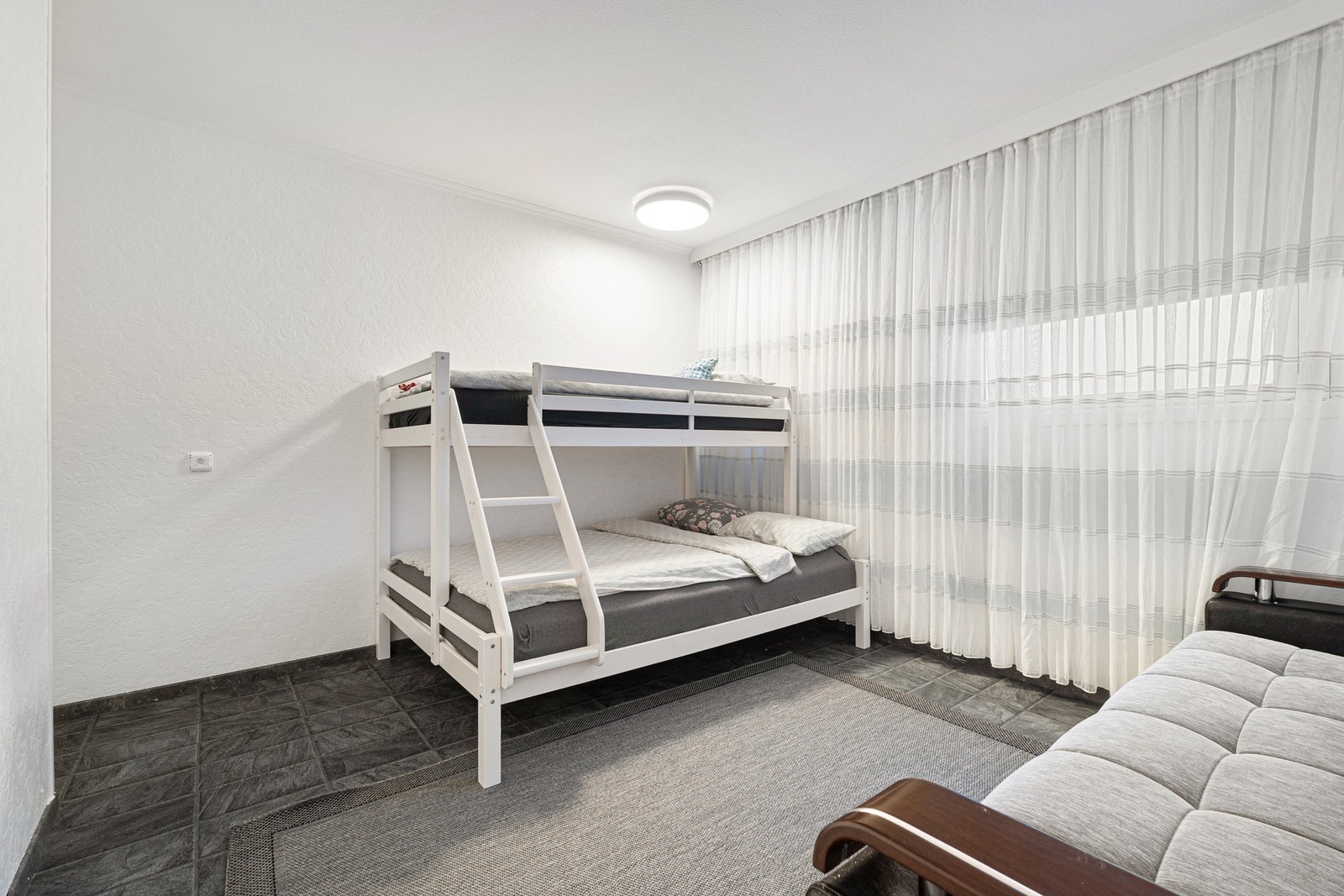 Soverom 2 på 12 m², god plass til dobbeltseng, skrivebord og ulike oppbevaringsløsninger. Galleribilde